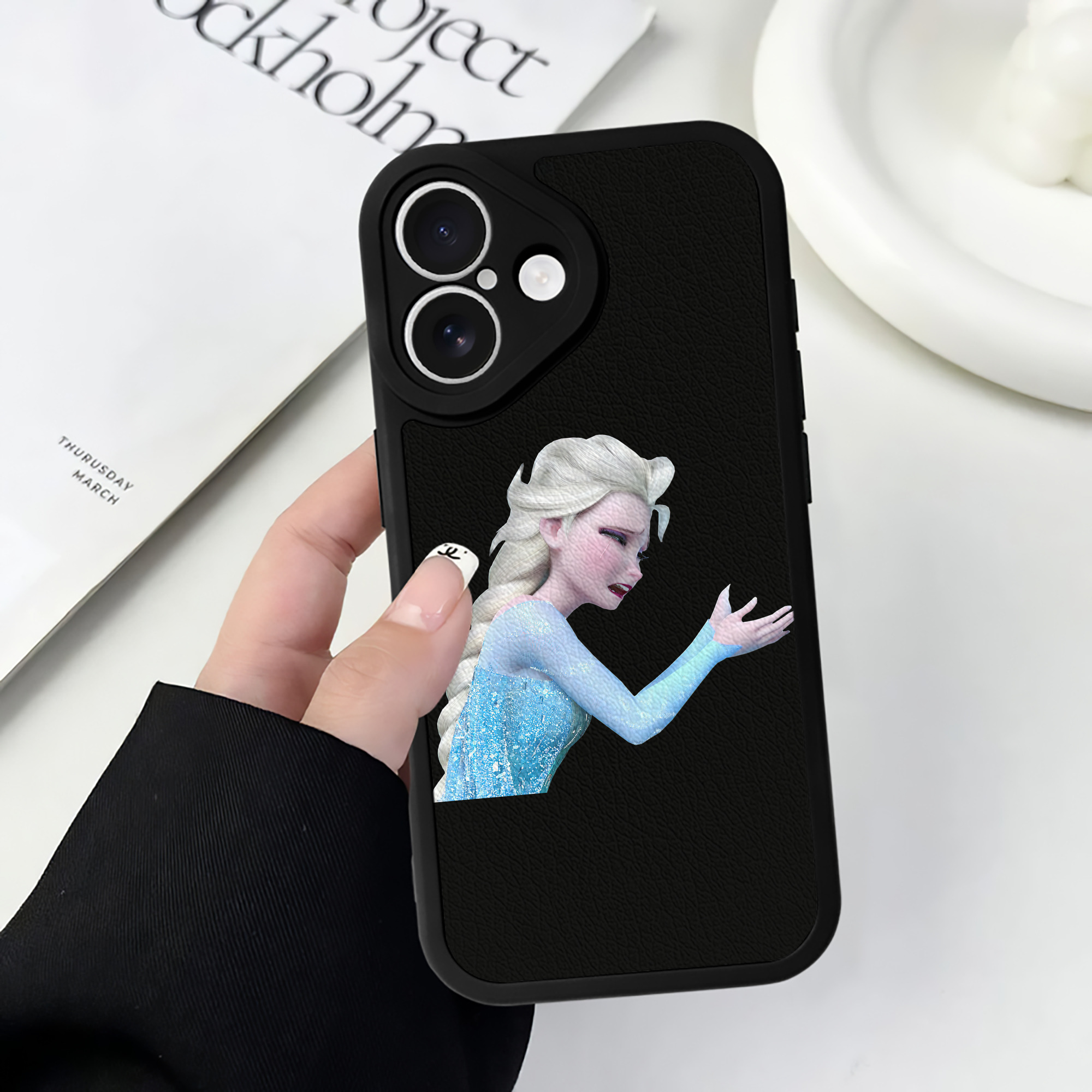 （画像用） アナと雪の女王 アンナ エルサ Frozen Anna Elsa 【iPhone 16シリーズ対応】シリコンスマホケース（レザー調） 材質：シリコン